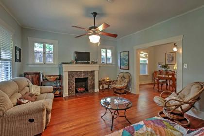 Quaint Houston Hideaway with Yard Less Than 3 Mi to Downtown - image 8