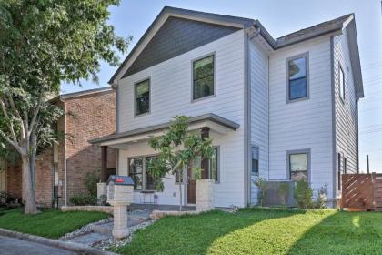 Updated Home 15 Mins to The Galleria and Uptown! - image 11