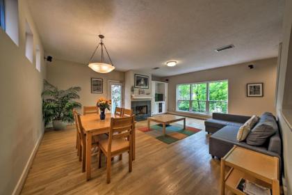 Houston Townhome with Deck - 1 Mi to Rice University - image 1