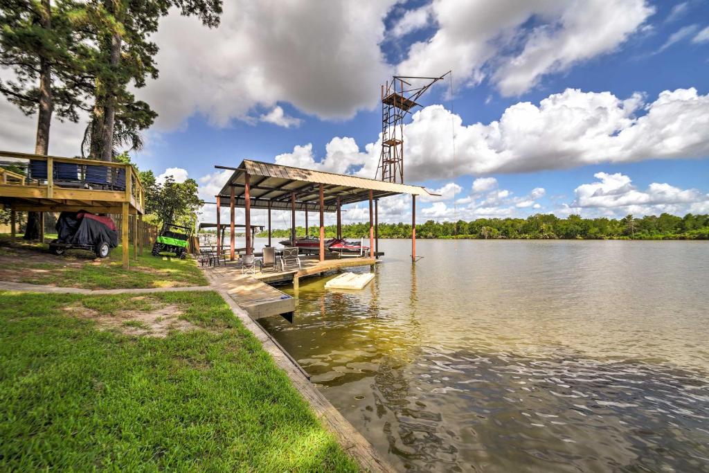 Riverfront Houston House with Deck and Private Dock! - image 6