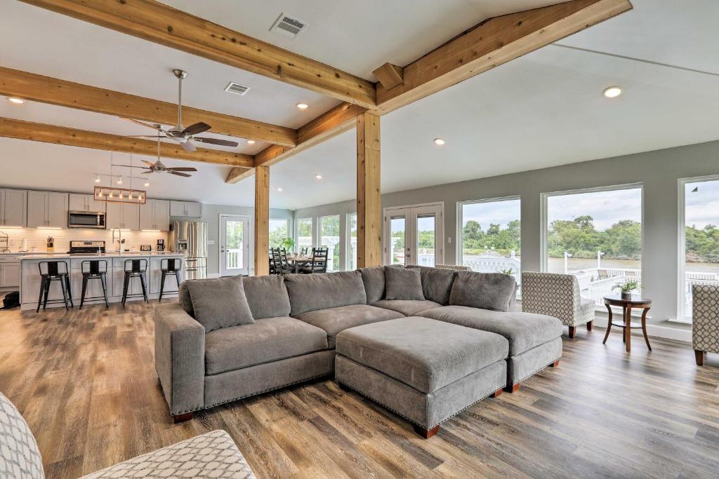 Home with Deck and Dock on San Jacinto River! - image 3