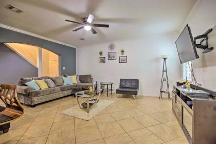 Spacious Stay at a Houston Getaway Pets Welcome! - image 1