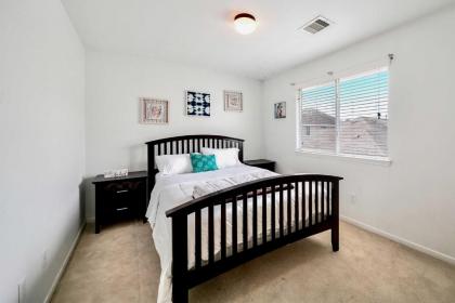 Spacious Stay at a Houston Getaway Pets Welcome! - image 17