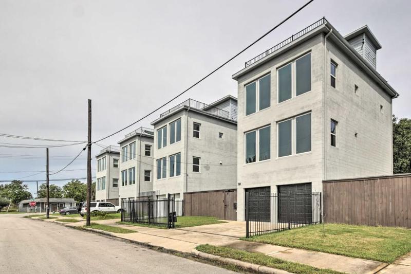 Rustic 4-Story Rooftop Spectacular Downtown View - image 4