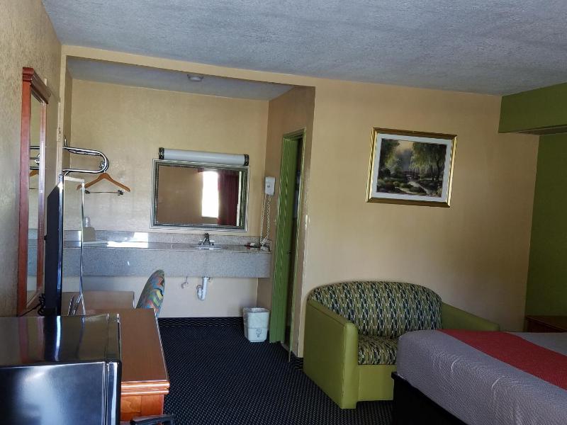 Holiday Terrace Motel - image 5