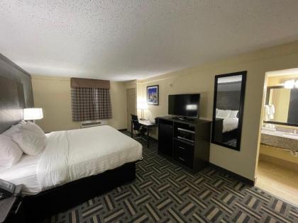 La Quinta Inn by Wyndham Indianapolis Airport Lynhurst - image 3