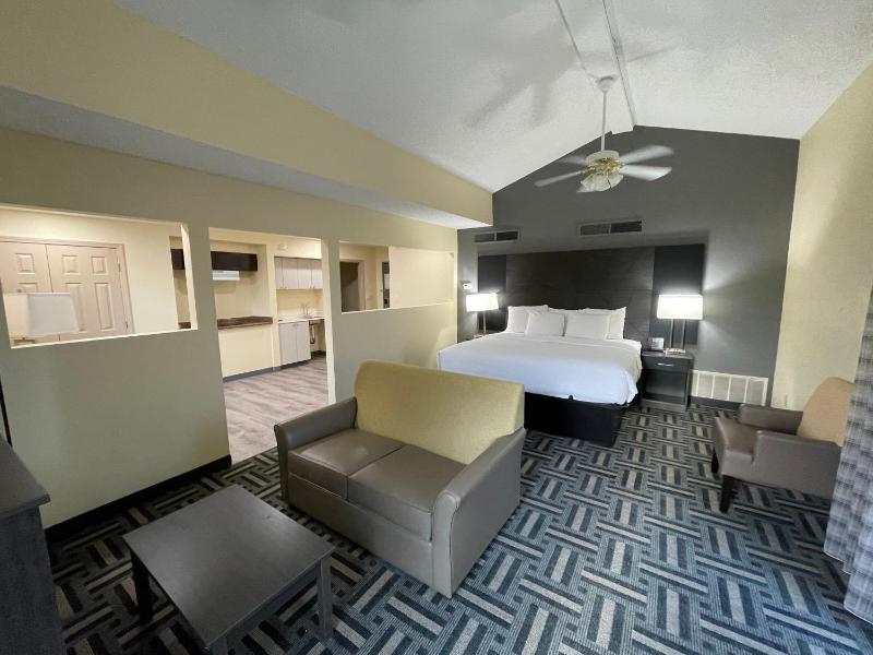 La Quinta Inn by Wyndham Indianapolis Airport Lynhurst - image 6