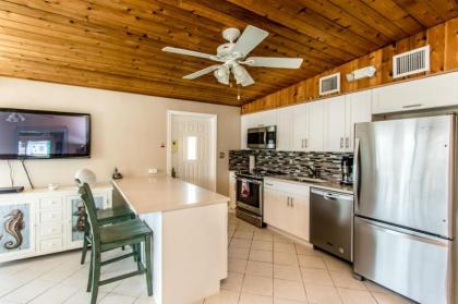 Doc's Holiday 2bed/2bath half duplex with Cabana Club - image 4