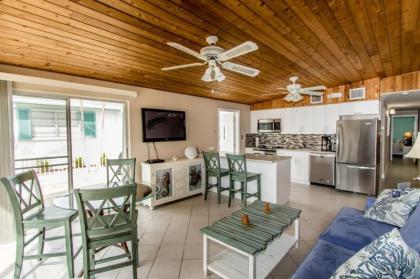 Doc's Holiday 2bed/2bath half duplex with Cabana Club - image 9