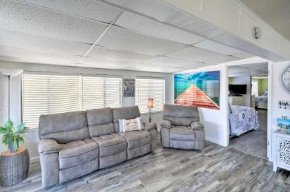 Bright Home with Resort Perks - Walk to Lake Havasu! - image 11