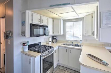 Bright Home with Resort Perks - Walk to Lake Havasu! - image 13