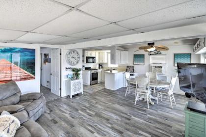 Bright Home with Resort Perks - Walk to Lake Havasu! - image 9