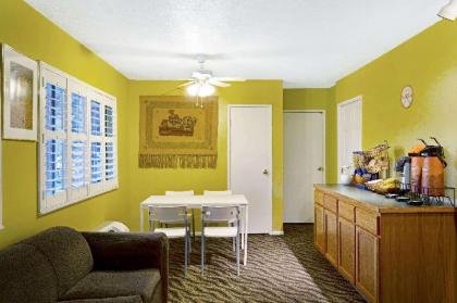 Howard Johnson by Wyndham South Lake Tahoe - image 8