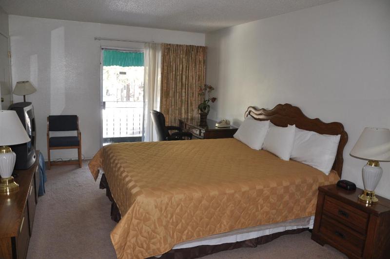 Cedar Inn & Suites - image 4