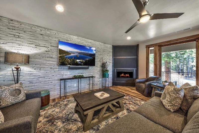 Brand New 4 Br Luxury Home Minutes From Lake Tahoe Townhouse - image 2