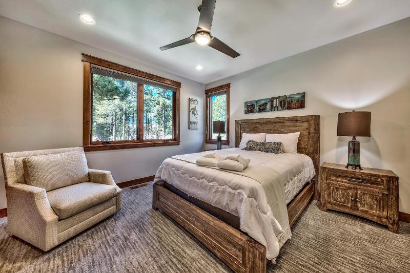 Brand New 4 Br Luxury Home Minutes From Lake Tahoe Townhouse - image 3