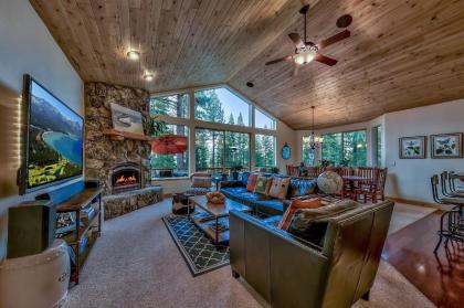 Upscale Family Cabin with Hot tub 15 min to Heavenly Lake tahoe