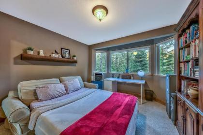 Upscale Family Cabin with Hot Tub 15 Min to Heavenly - image 11