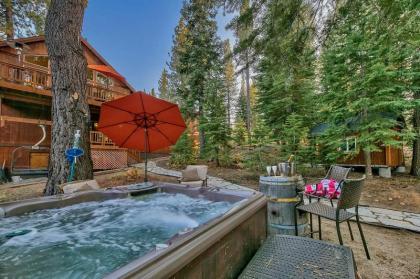 Upscale Family Cabin with Hot Tub 15 Min to Heavenly - image 12