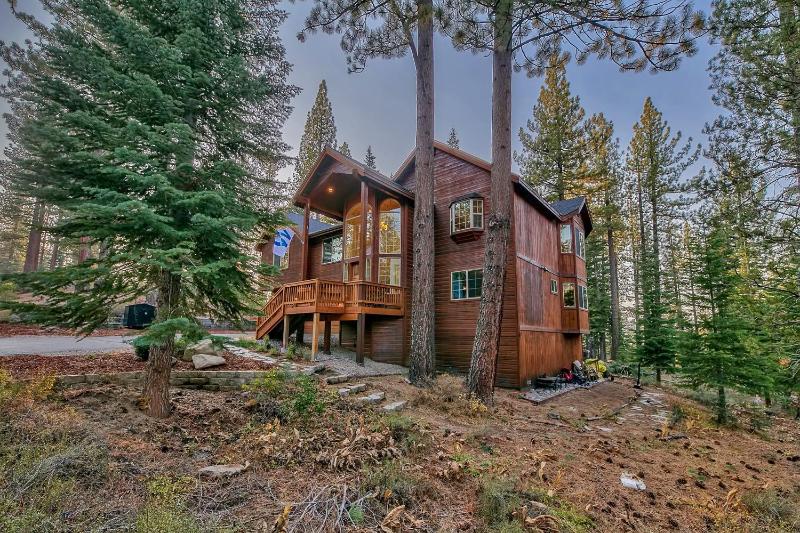 Upscale Family Cabin with Hot Tub 15 Min to Heavenly - image 3