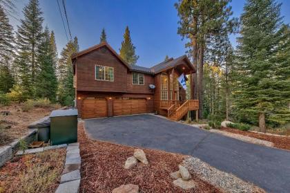 Upscale Family Cabin with Hot Tub 15 Min to Heavenly - image 8