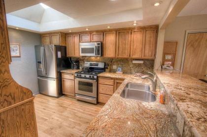 Meadowview Hideaway by Lake Tahoe Accommodations - image 4