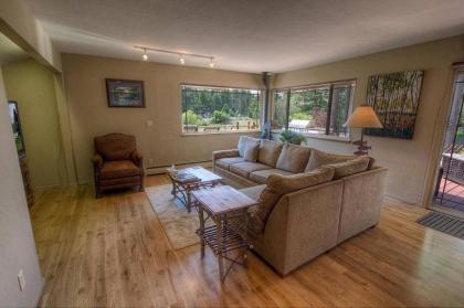 Meadowview Hideaway by Lake Tahoe Accommodations - image 8