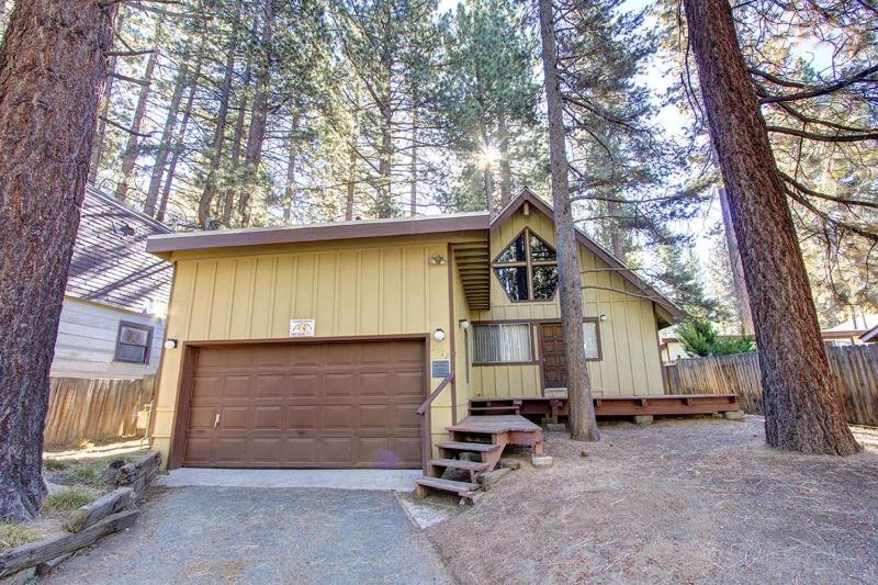 DCs Cozy Cabin by Lake Tahoe Accommodations - main image