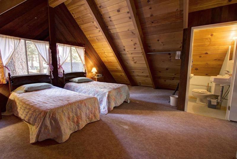 DCs Cozy Cabin by Lake Tahoe Accommodations - image 3