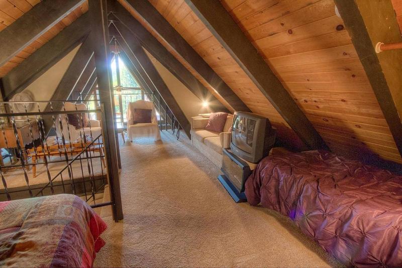 Lodgepole Chalet by Lake Tahoe Accommodations - image 6