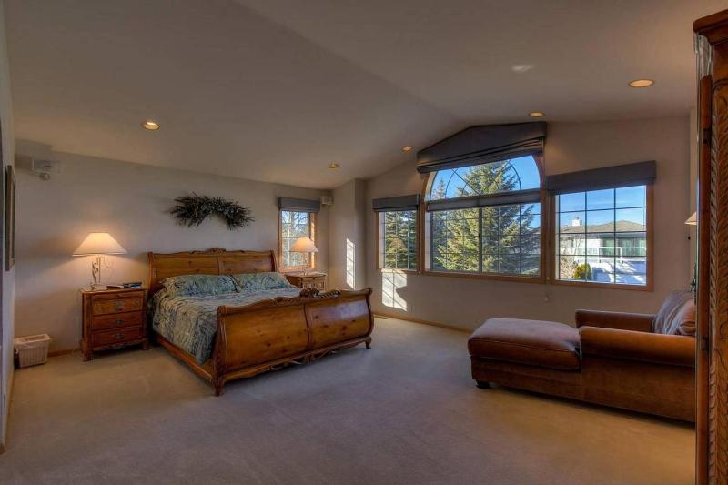 Beach Drive Beauty by Lake Tahoe Accommodations - image 7