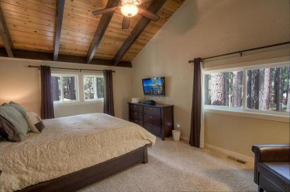 Snowshoe Chalet by Lake Tahoe Accommodations - image 7