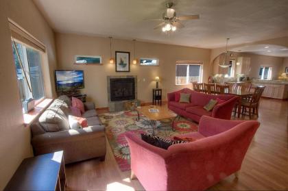 Alpine Haus Tahoe by Lake Tahoe Accommodations - image 2