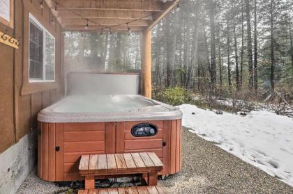 Beautiful Leavenworth Cabin Getaway with Hot Tub! - image 11