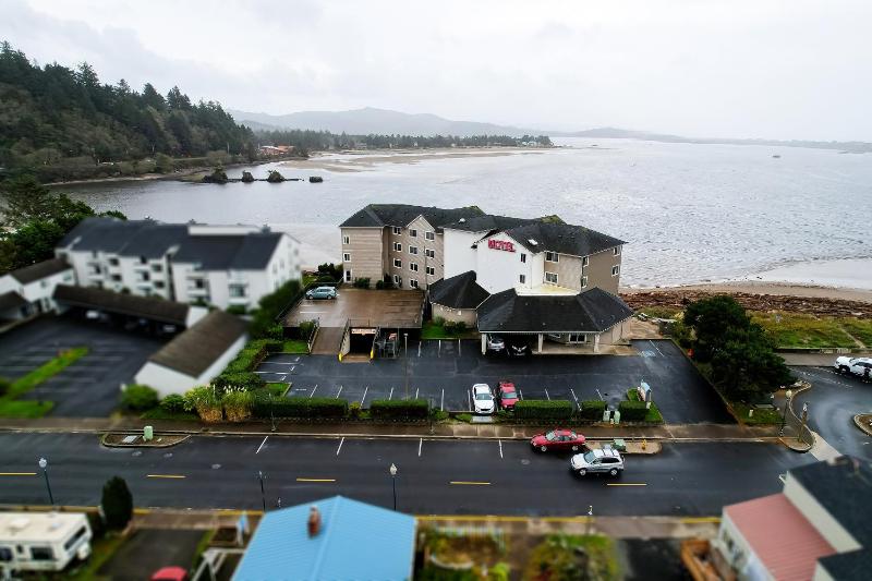 Siletz Bay Beachfront Hotel by OYO Lincoln City - main image