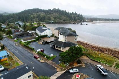 Siletz Bay Beachfront Hotel by OYO Lincoln City - image 13