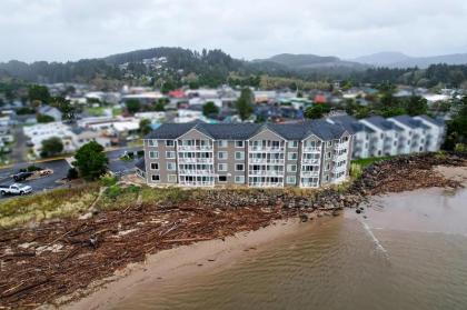 Siletz Bay Beachfront Hotel by OYO Lincoln City - image 14