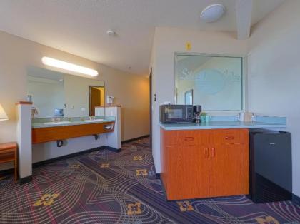 Siletz Bay Beachfront Hotel by OYO Lincoln City - image 5