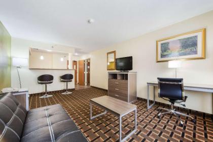 Quality Inn - image 12