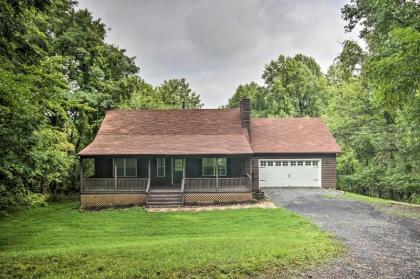 Lakefront Home with Canoe 7 Mi to Front Royal!