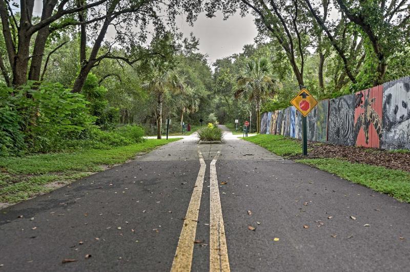 Family Home with Shared Pool Less Than 7 Mi to Wekiva Island - image 5