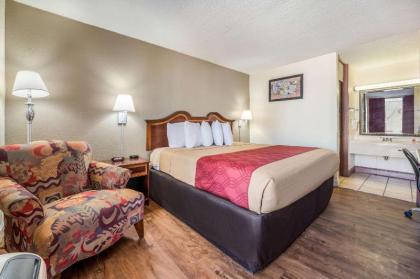 Econo Lodge Inn & Suites Macon - image 13