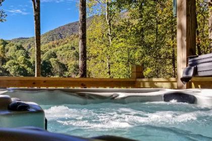 Four Season Family Cabin with Hot tub Deck and Views maggie Valley