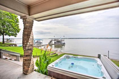 Cedar Creek Lake House with Private Hot tub malakoff