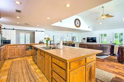 Cedar Creek Lake House with Private Hot Tub! - image 9