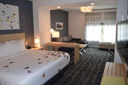 La Quinta Inn & Suites by Wyndham Manassas VA- Dulles Airport - image 3