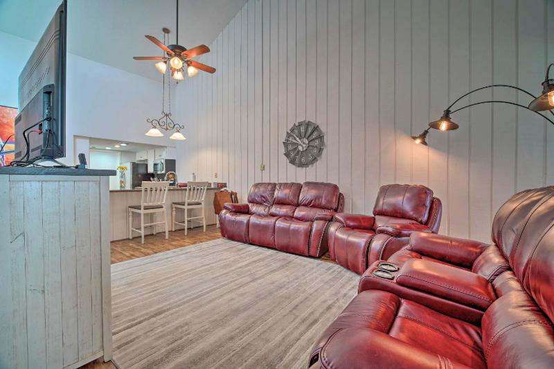 Serene Townhome with Porch Walk to Lake Conroe - image 5