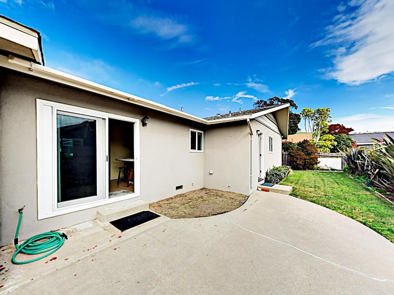 Charming Morro Bay Bungalow Home - image 4