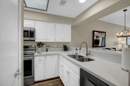 NEW-Luxury Riverfront Condo 1blk to Schlitterbahn! - image 14