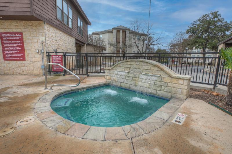 NEW-Luxury Riverfront Condo 1blk to Schlitterbahn! - image 4